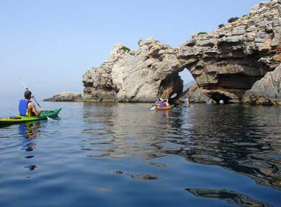 Kayak en el sur de Ibiza. En la foto, el paso a Porroig.