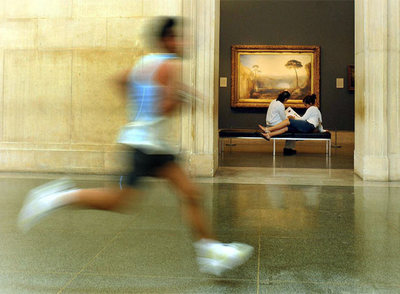 Un atleta corre por una sala de la Tate Britain, en una polémica  performance  de Martin Creed.