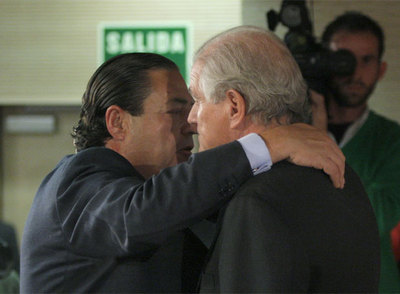 Boluda abraza a Ramón Calderón cuando heredó el cargo tras su dimisión.