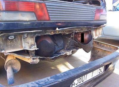 Dos de los inmigrantes detenidos surgen de un doble fondo en el maletero de un automóvil.