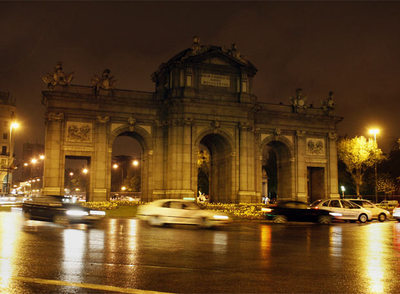 La Puerta de Alcalá, sin iluminación durante la convocatoria de  La Hora del Planeta.  
