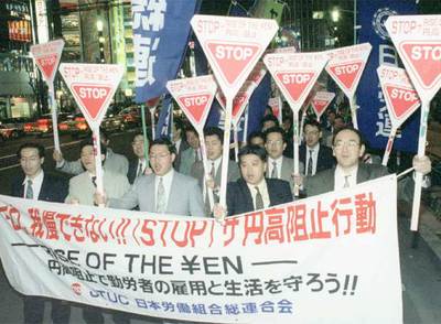 Tokio, 1995. Sindicalistas japoneses se manifiestan contra la subida de la cotización del yen en plena  década perdida .