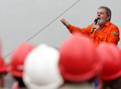 El presidente de Brasil, Luiz Inácio Lula da Silva, se dirige a los trabajadores de la compañía petrolífera brasileña Petrobras.