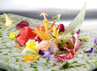 Plato de Quique Dacosta creado con quisquilla y flores, bautizado como  Primavera .