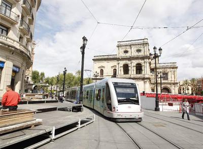 La Semana Santa saca al tranvía del centro de Sevilla