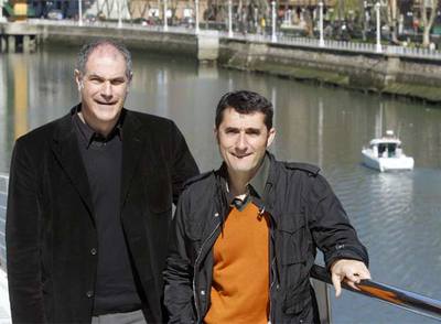 Zubizarreta (Izquierda) y Valverde, en la pasarela de Calatrava en Bilbao.