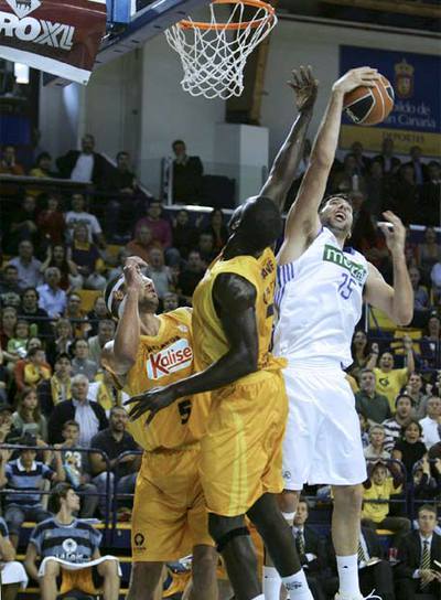 Mumbrú, a la derecha, pelea por un rebote con Augustine y Savané.