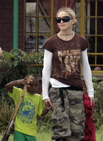 Madonna, ayer con su hijo David Banda en Malaui.
