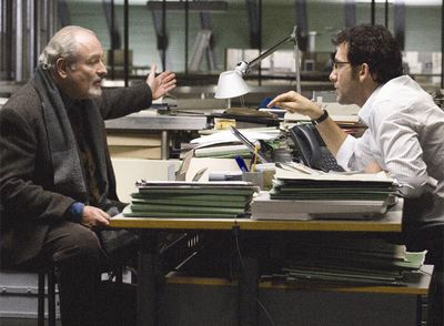 Un fotograma de  The International: dinero en la sombra,  de Tom Tykwer, con Michel Voletti (izquierda) y Clive Owen.