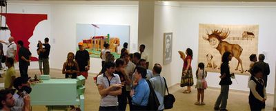 Grupos de aficionados al arte en la exposición  Chelsea visita La Habana,  abierta en la capital cubana.