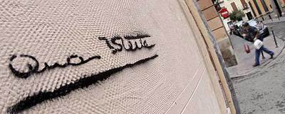 La firma de la concejal de Medio Ambiente, Ana Botella,  pintada por los   grafiteros   con una  plantilla en el  muro de una calle del centro de Madrid.