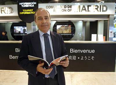 Antonio Nieto en la oficina de Turismo de la Terminal 4 del aeropuerto de Barajas.