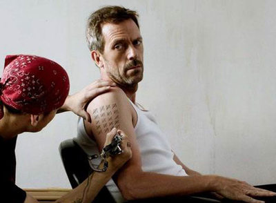 House se tatúa el brazo para celebrar el centenario.