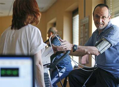 Ángel Velasco, en la unidad de rehabilitación cardiaca del hospital Ramón y Cajal de Madrid.