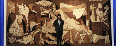 La artista polaca Goshka Macuga, junto al gran tapiz del  Guernica .