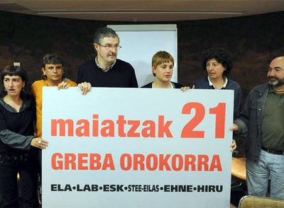 Portavoces de los sindicatos convocantes tras dar a conocer el comunicado de la huelga general.