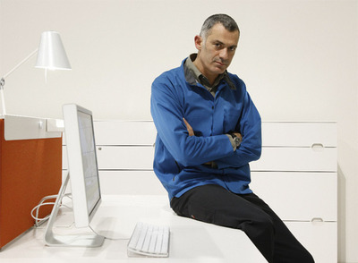 Arik Levy junto a algunos de los muebles de despacho de la serie  Work it. 