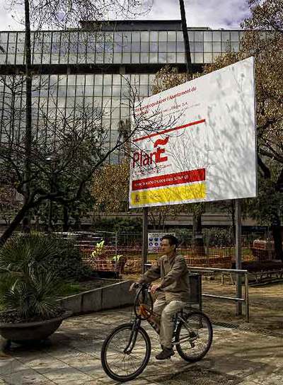 Uno de los carteles de las obras del   plan Zapatero   en la plaza del Doctor Letamendi.