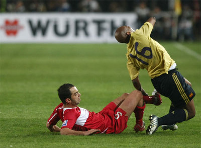 Senturk entra por detrás a Senna, que tuvo que retirarse lesionado.