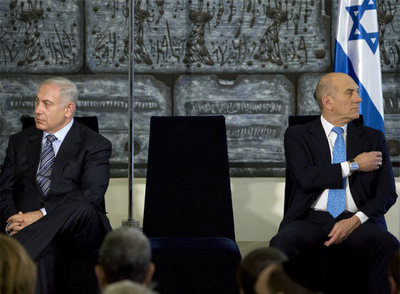 Benjamín Netanyahu (izquierda) y Ehud Olmert, en la ceremonia de traspaso de poderes.