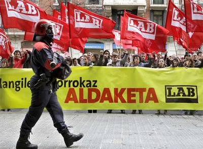 Un agente antidisturbios vigilaba ayer la concentración de LAB ante la sede de Confebask en Bilbao.