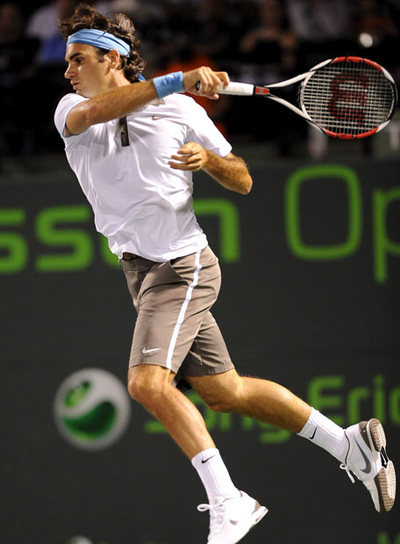 Roger Federer remata un punto ante Andy Roddick.