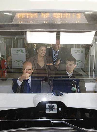 El presidente Manuel Chaves, la ministra Magdalena Álvarez y el alcalde de Sevilla, Alfredo Sánchez Monteseirín, a bordo de un tren.