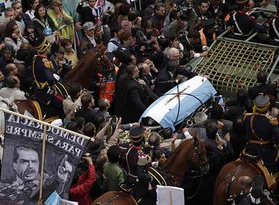 Una multitud da el último adiós a Raúl Alfonsín