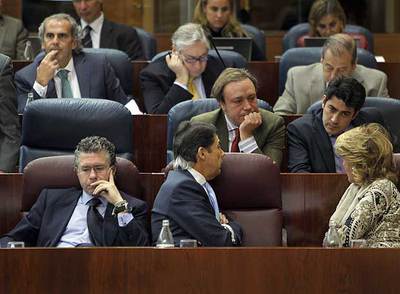 Esperanza Aguirre e Ignacio González charlan con el portavoz titular del PP, David Pérez (derecha), y el adjunto, Juan Soler.