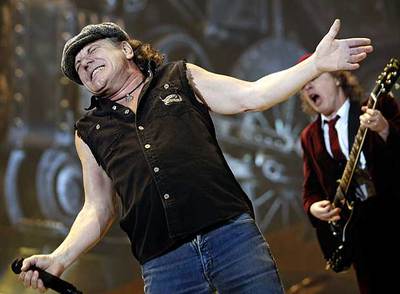 El cantante de ACDC, Brian Johnson, y el guitarrista Angus Young, ayer en el Palacio de Deportes.