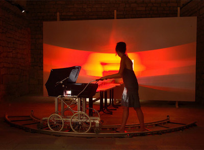  El periodo  (2006), instalación de Eulalia Valldosera (cortesía de la artista y de la galería Joan Prats de Barcelona).