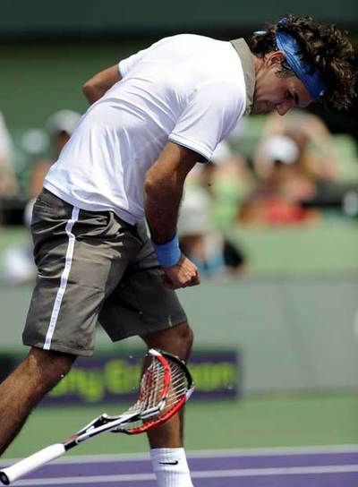 Federer rompe su raqueta tras perder un punto.