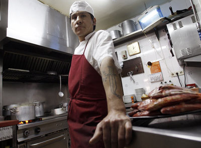 Zacarías Lupati, en la cocina de la taberna gallega donde trabaja.