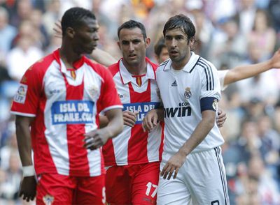 El Almería, en su choque con el Madrid en el Bernabéu.