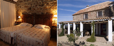 Una de las ocho habitaciones y una terraza del hotel El Añadío en Vilches (Jaén).