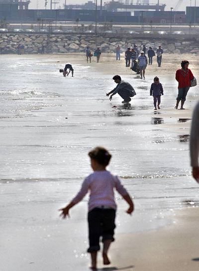 Una vista de la playa de Valencia, con escasa asistencia, ayer por la mañana.