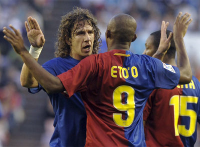 Puyol felicita a Eto'o tras el gol del camerunés.