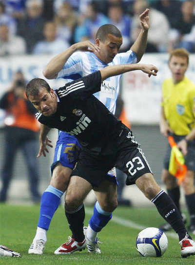 Van der Vaart puja con Baha por el balón.