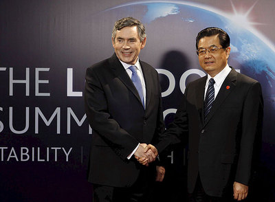 El presidente, chino Hu Jintao, saluda al primer ministro británico, Gordon Brown, en la cumbre del G-20.