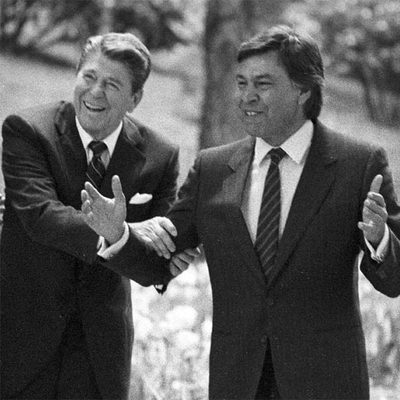 Reagan coge del brazo a González en La Moncloa en mayo de 1985.