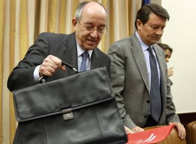 El Gobernador del Banco de España,  Miguel Ángel Fernández Ordóñez, junto al diputado Antonio Gutiérrez, en el Congreso.