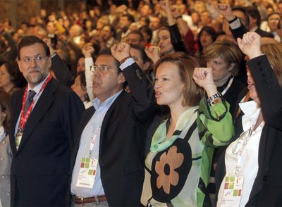 PUÑOS EN ALTO A LA IZQUIERDA DE RAJOY