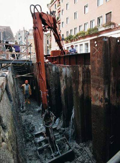 Limpieza de un canal veneciano.
