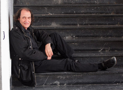 Alfons Cervera, autor de  Esas vidas,  en la Nau de la Universitat.