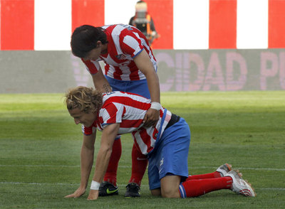 Agüero consuela a Forlán tras fallar una ocasión.