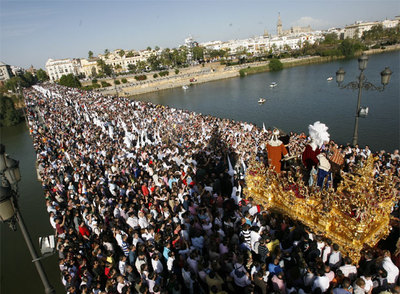 Las cofradías avanzan al calor de miles de personas