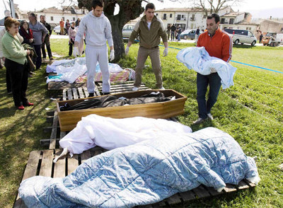 Un hombre llora mientras los equipos de rescate sacan a su hijo.
