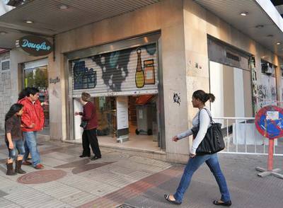 Fachada de la perfumería Douglas, asaltada por los  aluniceros .