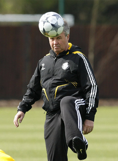 Hiddink juguetea con el balón en el entrenamiento del Chelsea.