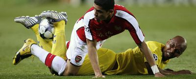 Senna y Denilson luchan por el balón.